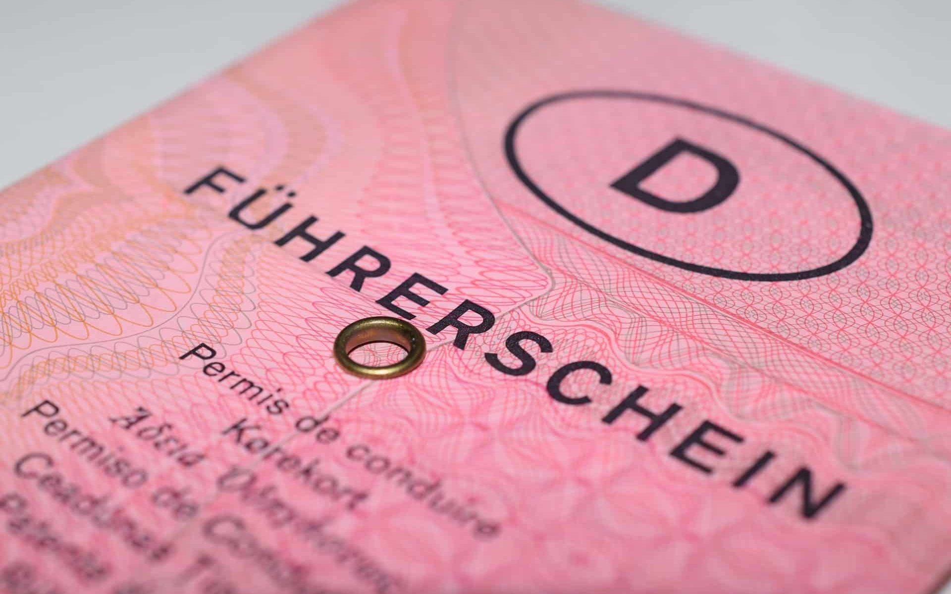 Deutscher Papierführerschein der per elektronischen RFID Führerscheinkontrolle geprüft werden kann